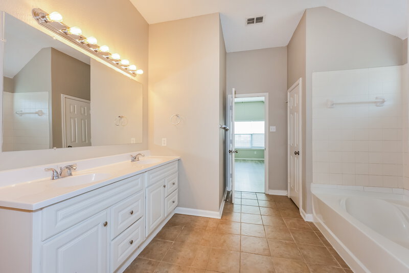 2,380/Mo, 216 Quail Meadows Ln Arlington, TX 76002 Main Bathroom View