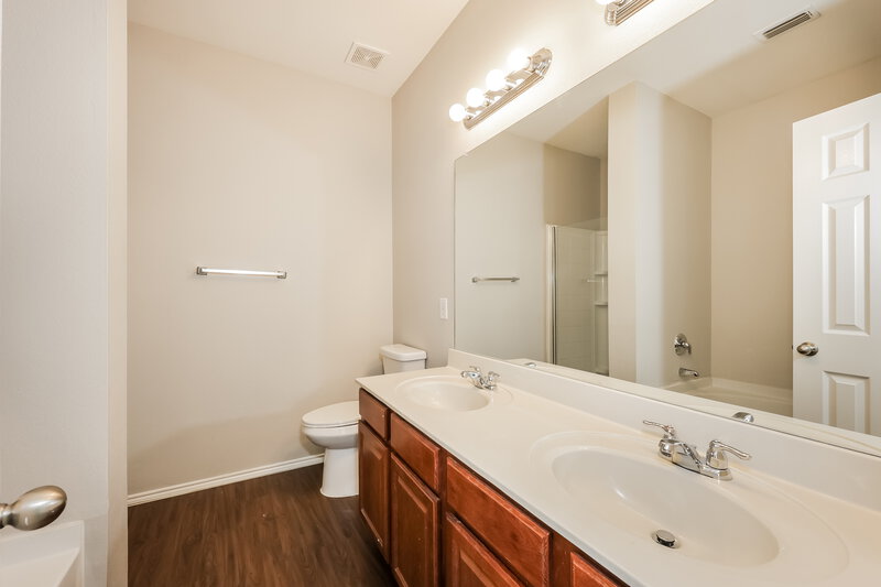 1,780/Mo, 5929 Misty Breeze Dr Fort Worth, TX 76179 Main Bathroom View