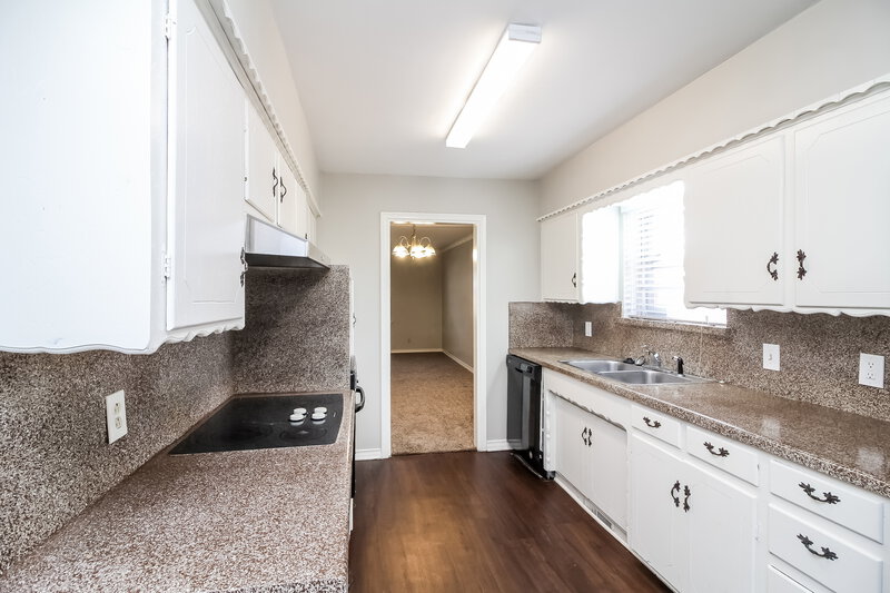 2,090/Mo, 107 W Rio Grande St Garland, TX 75041 Kitchenlarge View