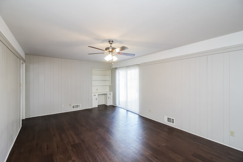 2,090/Mo, 107 W Rio Grande St Garland, TX 75041 Family Roomlarge View
