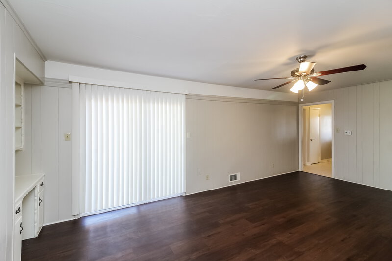 2,090/Mo, 107 W Rio Grande St Garland, TX 75041 Family Roomlarge View 2