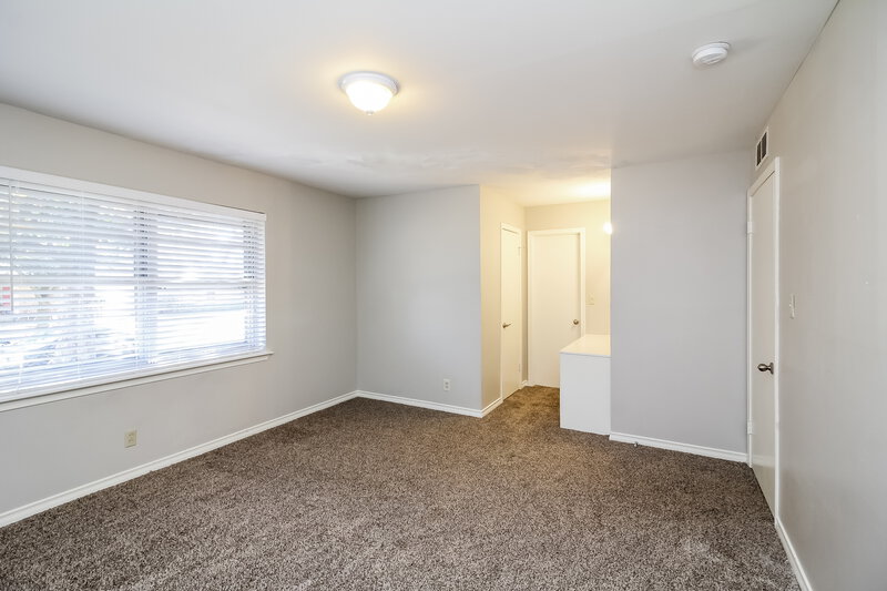 2,090/Mo, 107 W Rio Grande St Garland, TX 75041 Master Bedroomlarge View 2