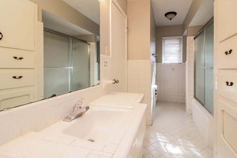 2,090/Mo, 107 W Rio Grande St Garland, TX 75041 Master Bathroomlarge View