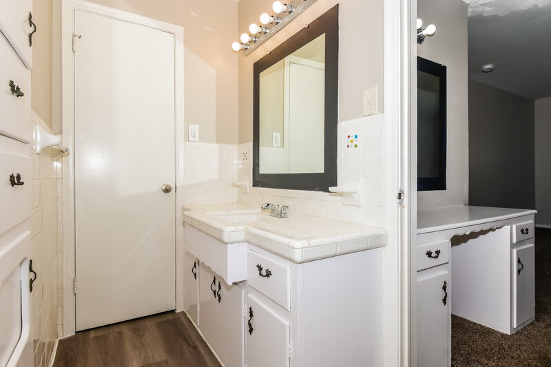 0/Mo, 107 W Rio Grande St Garland, TX 75041 Main Bathroom View