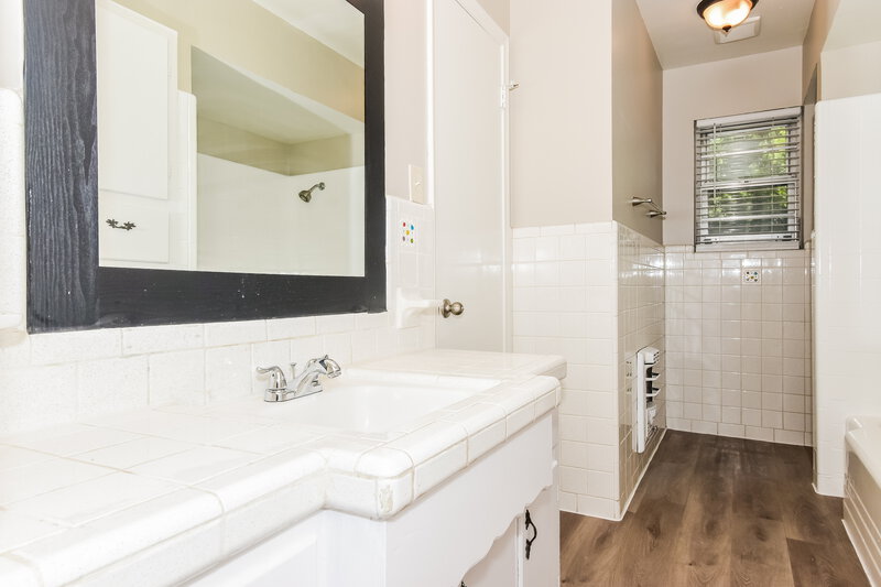 0/Mo, 107 W Rio Grande St Garland, TX 75041 Main Bathroom View 2