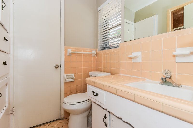 0/Mo, 107 W Rio Grande St Garland, TX 75041 Bathroom View