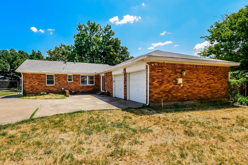 0/Mo, 107 W Rio Grande St Garland, TX 75041 Rear View