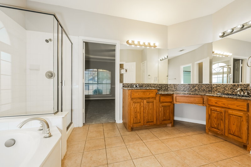 3,100/Mo, 301 Cold Water Dr Desoto, TX 75115 Main Bathroom View