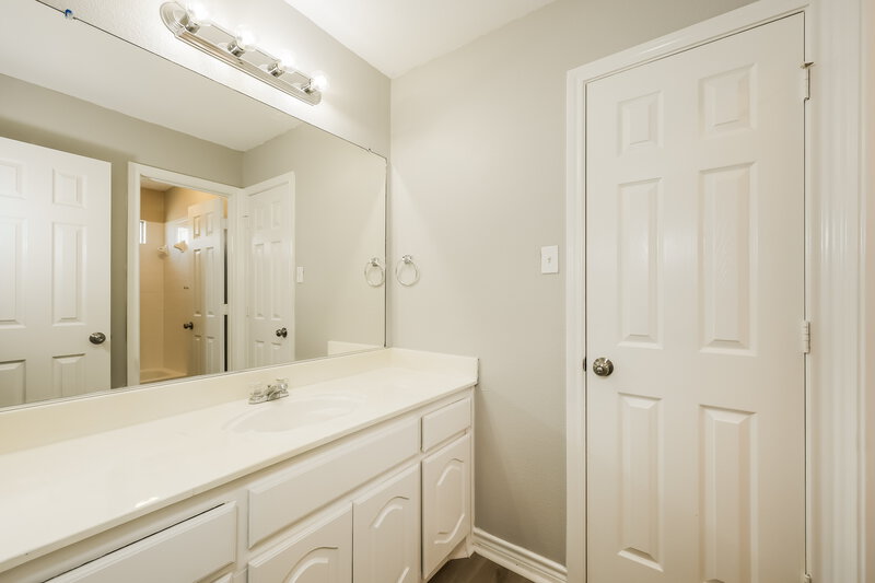 3,100/Mo, 301 Cold Water Dr Desoto, TX 75115 Bathroom View