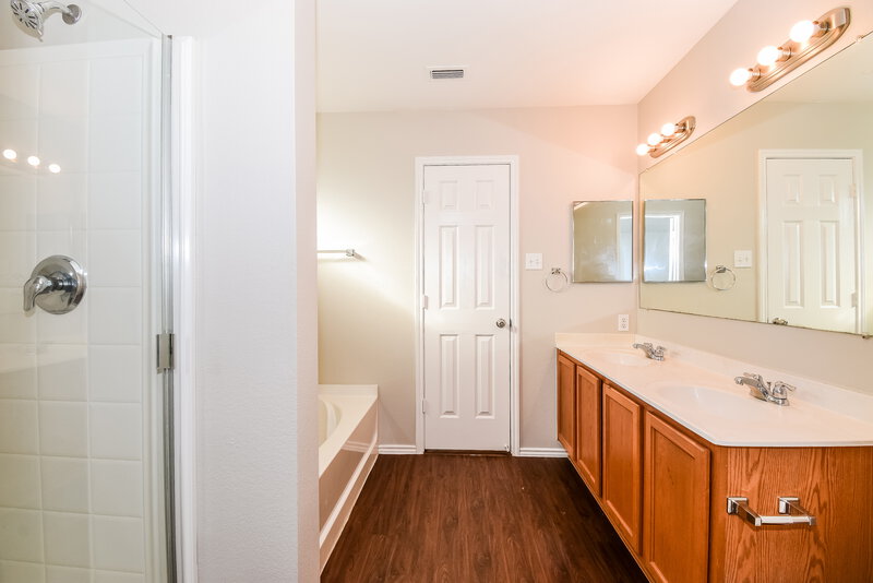 4,365/Mo, 1717 Terrell Dr Allen, TX 75002 Main Bathroom View