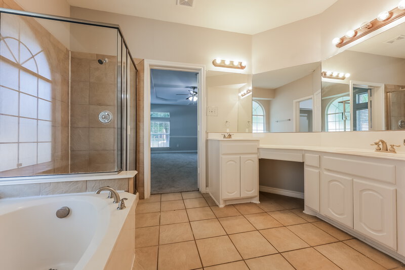 3,490/Mo, 1114 Fleming Ct Glenn Heights, TX 75154 Main Bathroom View