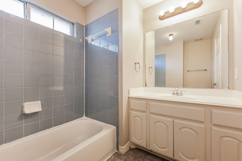 3,490/Mo, 1114 Fleming Ct Glenn Heights, TX 75154 Bathroom View