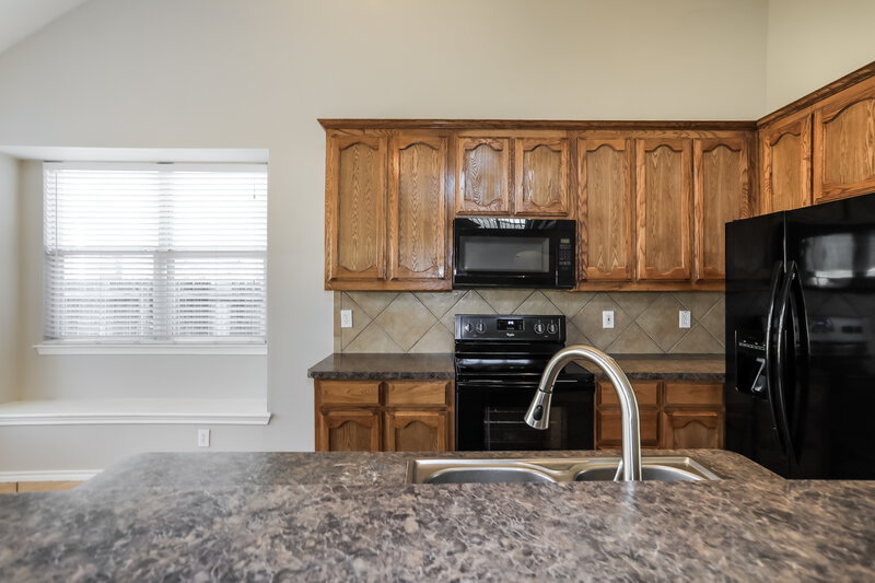 2,500/Mo, 8645 Glenburne Dr Fort Worth, TX 76131 Kitchen View 2