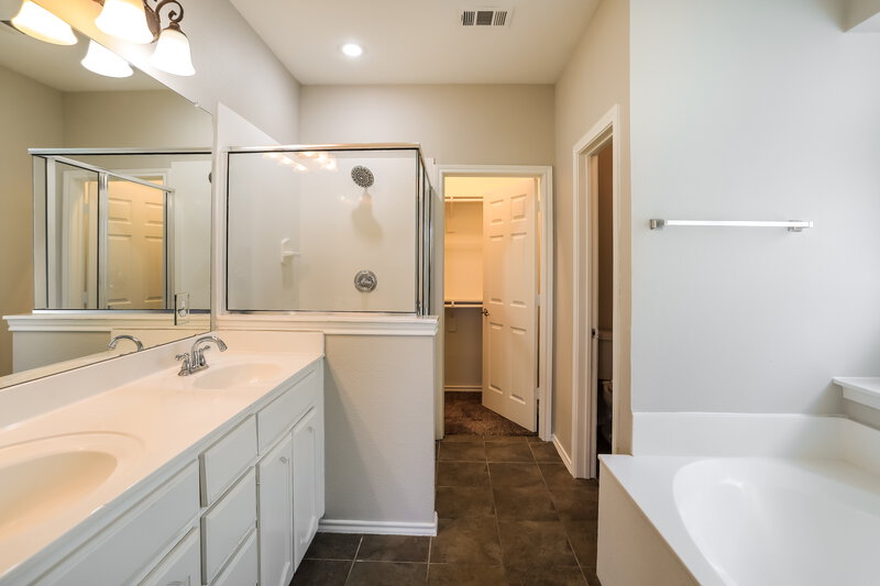2,500/Mo, 8645 Glenburne Dr Fort Worth, TX 76131 Main Bathroom View