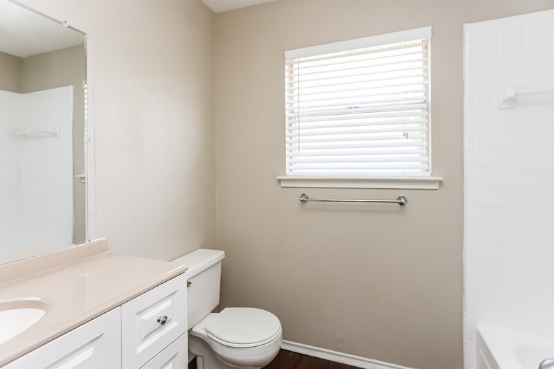 2,510/Mo, 4104 Norway Ln Grand Prairie, TX 75052 Bathroom View