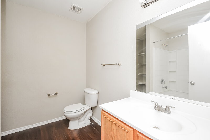 1,985/Mo, 1508 Queens Brook Ln Fort Worth, TX 76140 Main Bathroom View