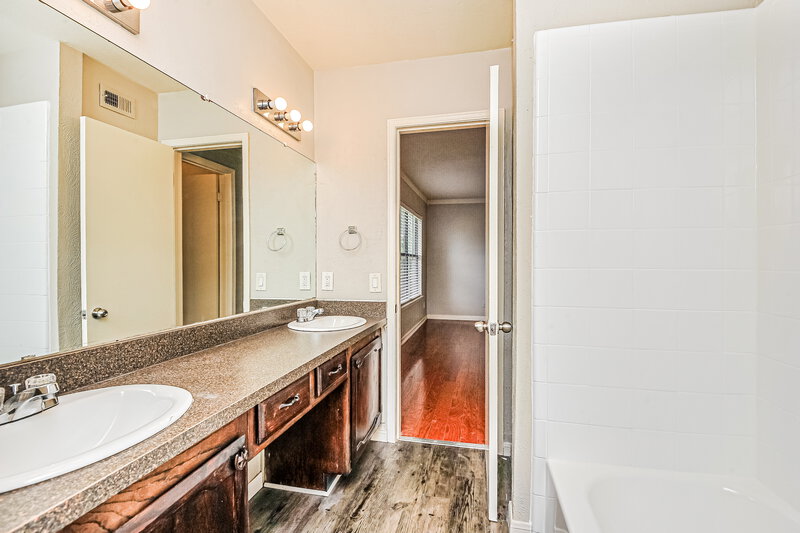 2,125/Mo, 7529 Ashwood Cir Fort Worth, TX 76123 Main Bathroom View