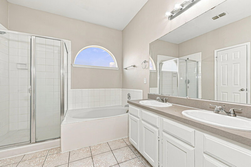 2,305/Mo, 8416 Prairie Rose Ln Fort Worth, TX 76123 Primary Bathroom View