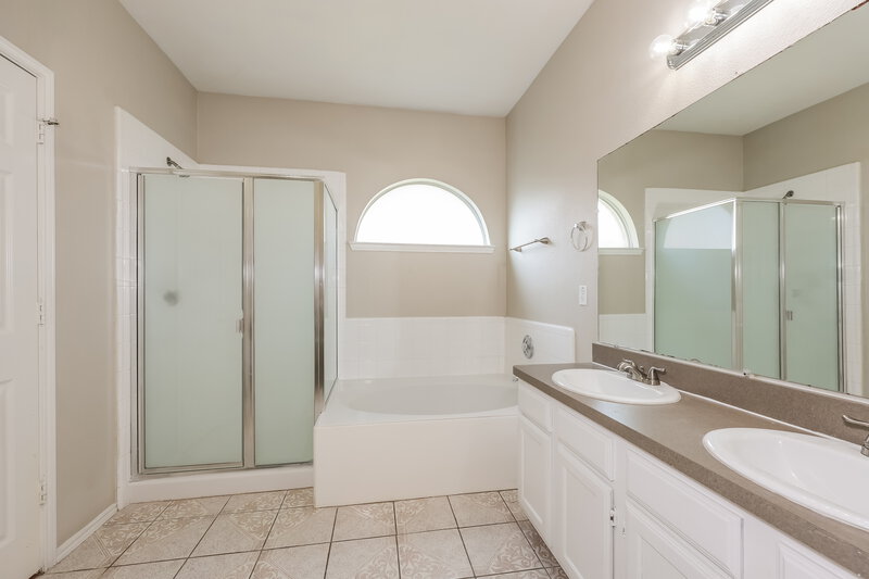 2,420/Mo, 8416 Prairie Rose Ln Fort Worth, TX 76123 Main Bathroom View