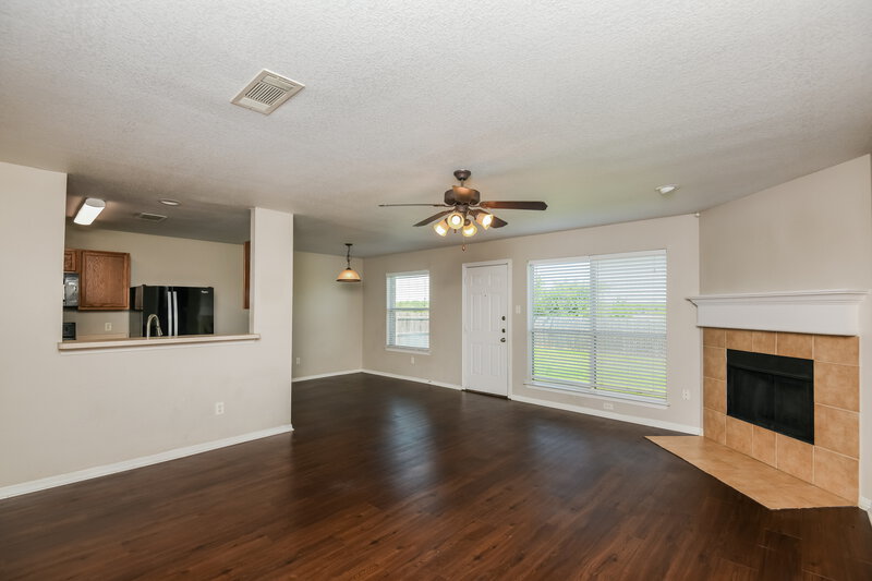 2,365/Mo, 425 Murphy Rd Burleson, TX 76028 Living Room View