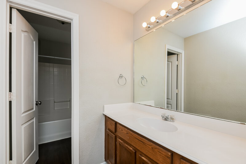 2,365/Mo, 425 Murphy Rd Burleson, TX 76028 Bathroom View