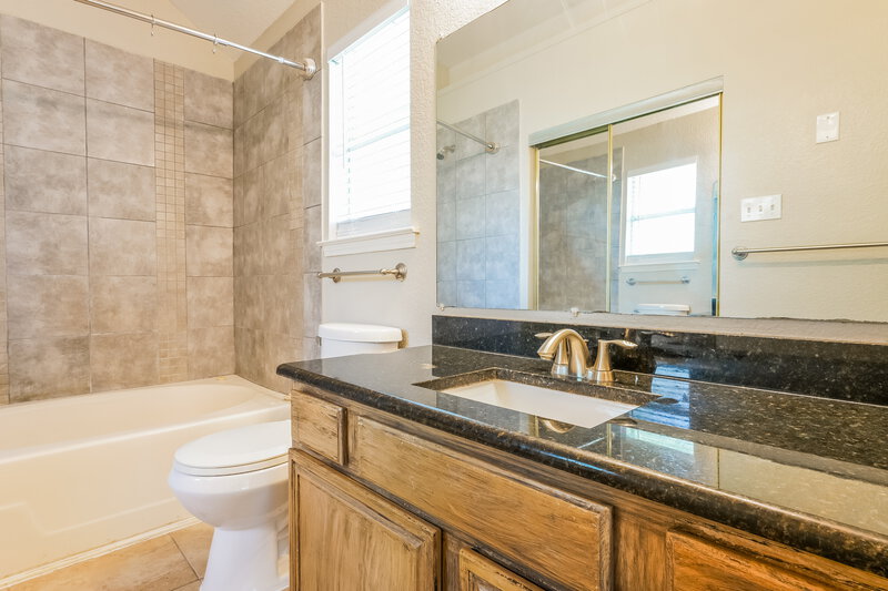 1,815/Mo, 316 Winnipeg Dr Glenn Heights, TX 75154 Main Bathroom View