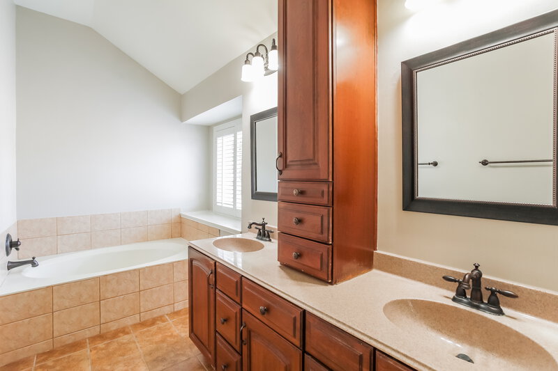3,080/Mo, 1709 Creekpoint Dr Lewisville, TX 75067 Main Bathroom View