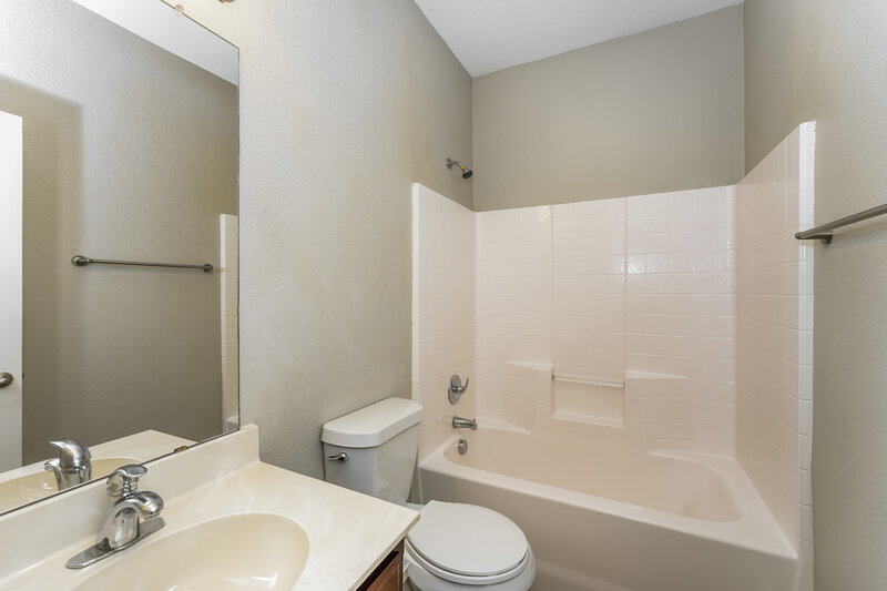 2,075/Mo, 14324 Snaffle Bit Trl Haslet, TX 76052 Bathroom View