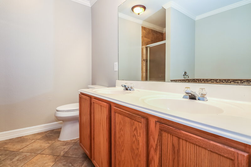 2,355/Mo, 5538 Mandarin Way Dallas, TX 75249 Master Bathroomlarge View