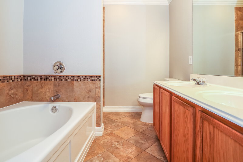 2,355/Mo, 5538 Mandarin Way Dallas, TX 75249 Bathroomlarge View