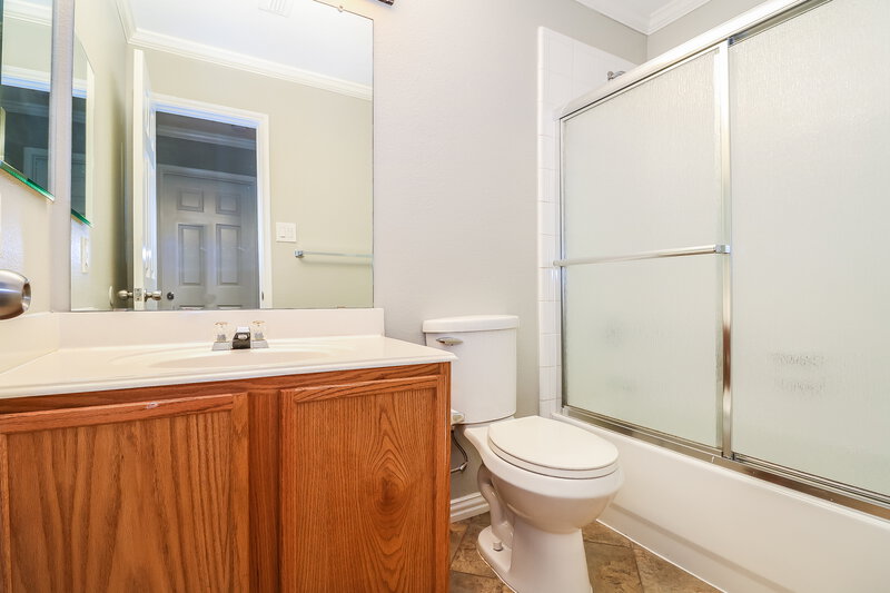 2,355/Mo, 5538 Mandarin Way Dallas, TX 75249 Bathroomlarge View 2