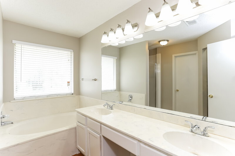 2,065/Mo, 616 Cresent Dr Desoto, TX 75115 Main Bathroom View