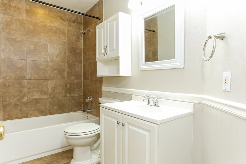 2,065/Mo, 616 Cresent Dr Desoto, TX 75115 Bathroom View