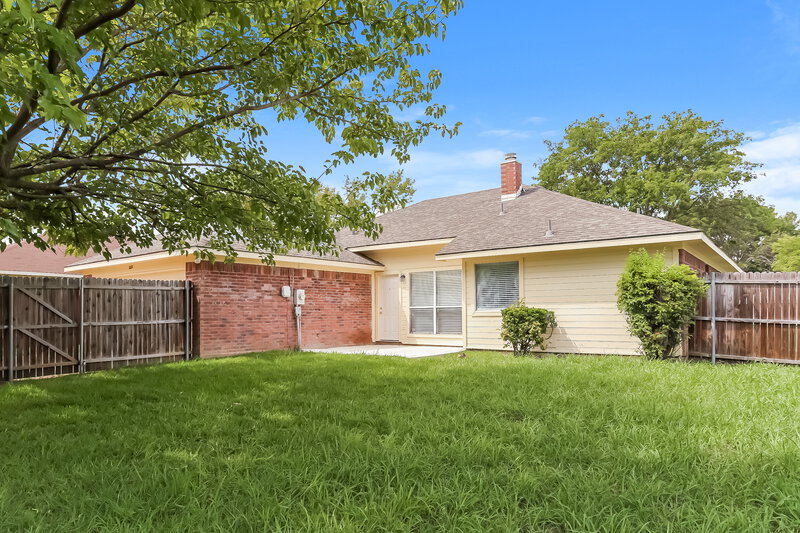 2,065/Mo, 616 Cresent Dr Desoto, TX 75115 Rear View