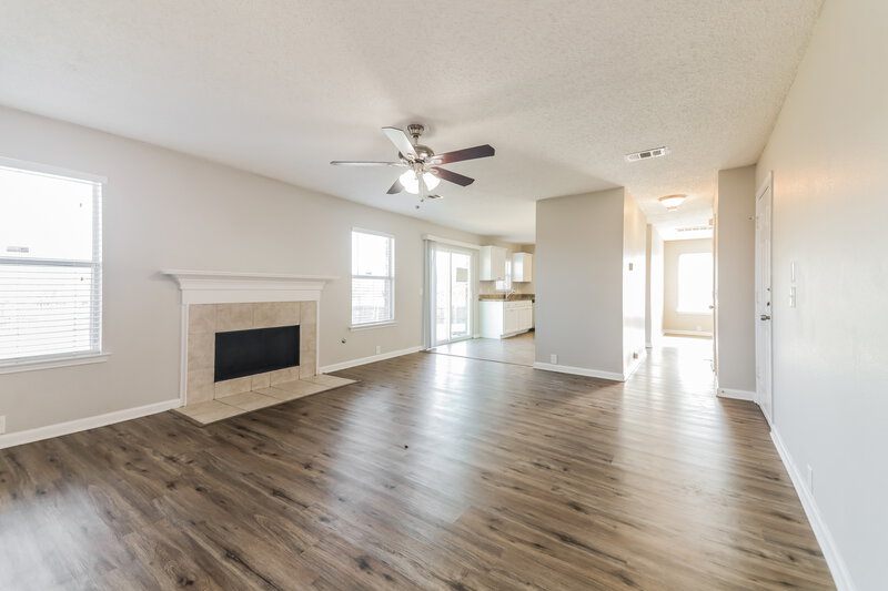 2,655/Mo, 7107 Dublin Ct Arlington, TX 76002 Living Room View 3