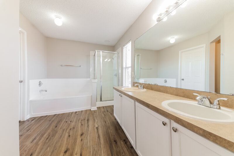 2,655/Mo, 7107 Dublin Ct Arlington, TX 76002 Main Bathroom View