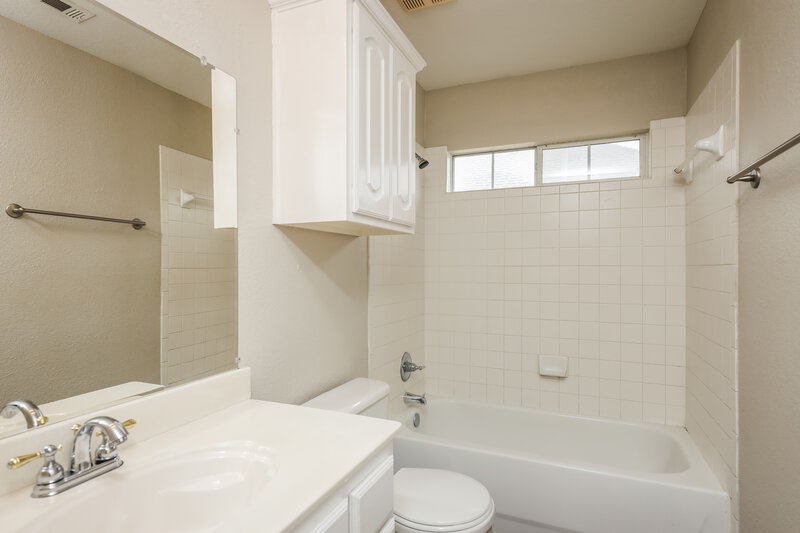 3,800/Mo, 100 Silverwood Dr Mansfield, TX 76063 Bathroom View