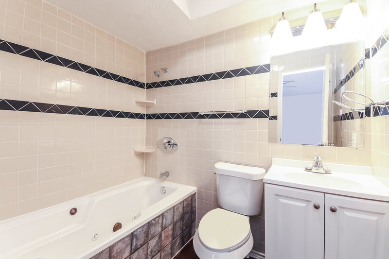 2,305/Mo, 2021 Glenbrook Meadows Dr Garland, TX 75040 Main Bathroom View