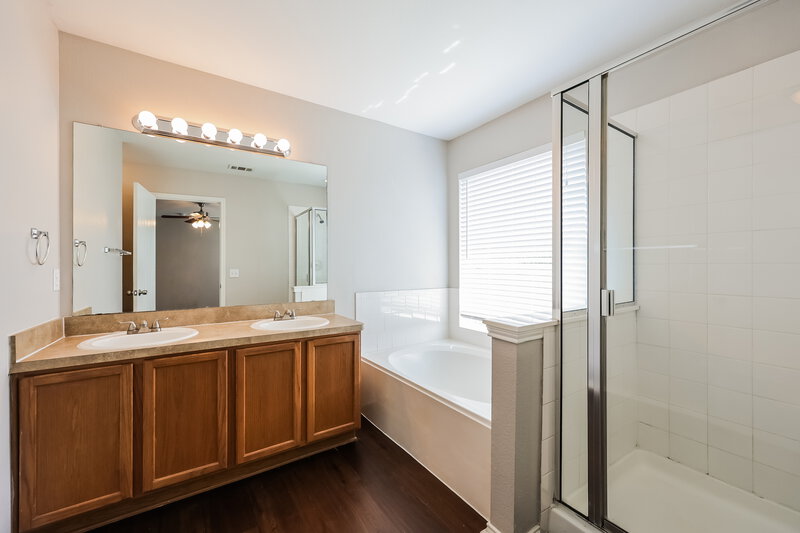 2,480/Mo, 1612 Desperado Rd Fort Worth, TX 76131 Main Bathroom View