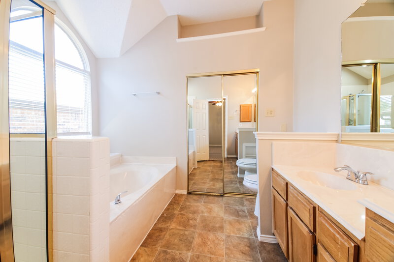 1,850/Mo, 2413 Ithaca Dr Mesquite, TX 75181 Main Bathroom View