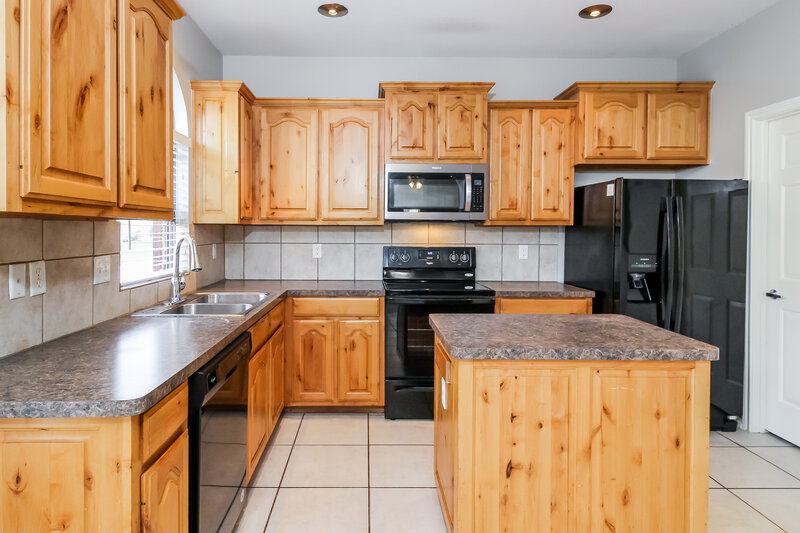 1,960/Mo, 1117 Sunderland Ln Fort Worth, TX 76134 Kitchen View