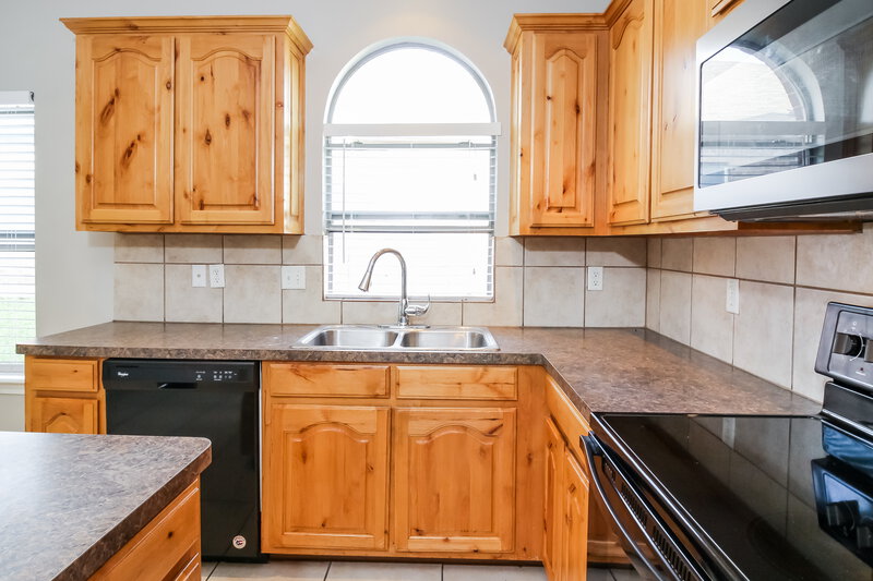 1,960/Mo, 1117 Sunderland Ln Fort Worth, TX 76134 Kitchen View 2