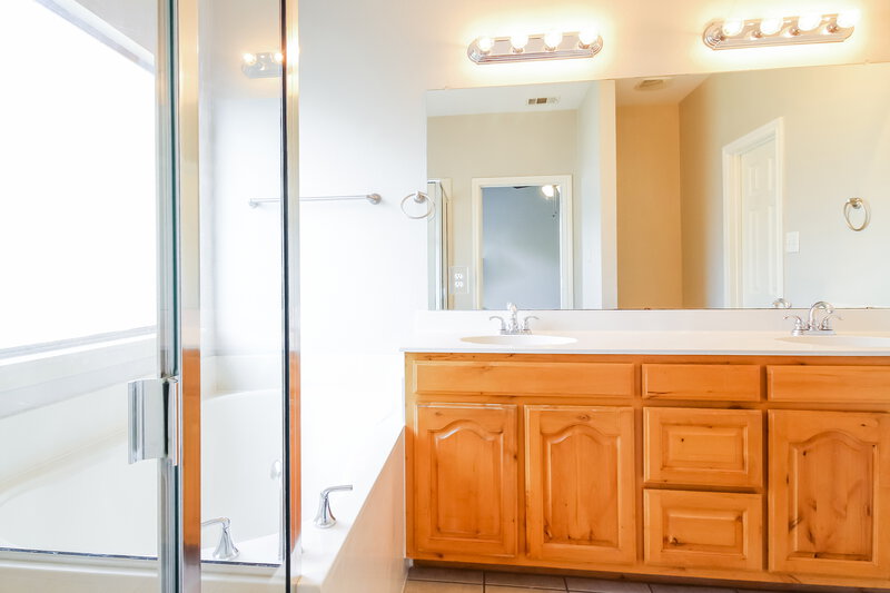 1,960/Mo, 1117 Sunderland Ln Fort Worth, TX 76134 Main Bathroom View