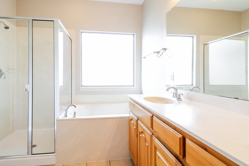1,960/Mo, 1117 Sunderland Ln Fort Worth, TX 76134 Main Bathroom View 2