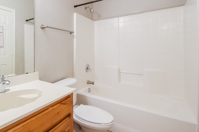 1,960/Mo, 1117 Sunderland Ln Fort Worth, TX 76134 Bathroom View