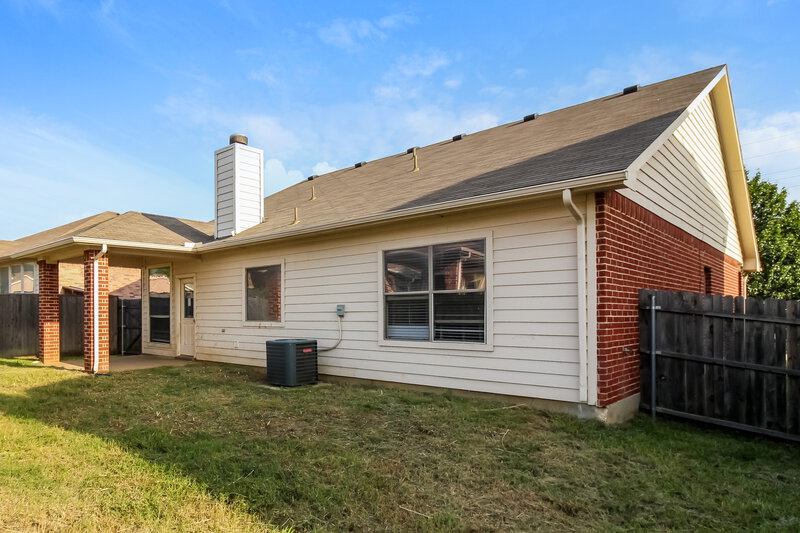 1,960/Mo, 1117 Sunderland Ln Fort Worth, TX 76134 Rear View