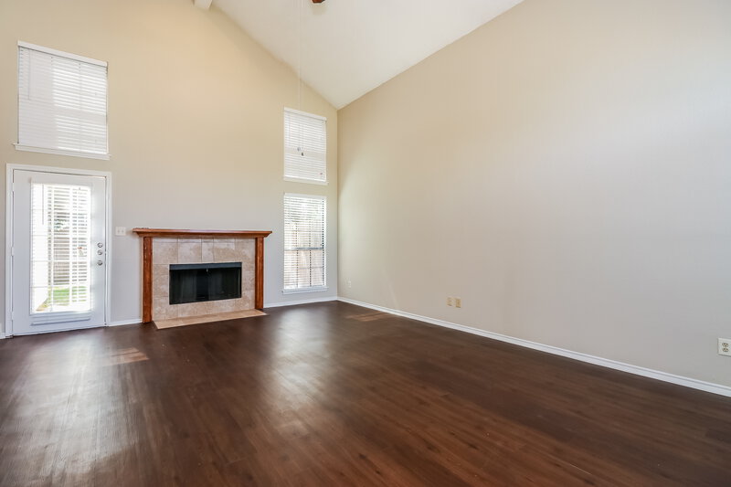 2,360/Mo, 2420 Bennington Dr Arlington, TX 76018 Living Room View 2