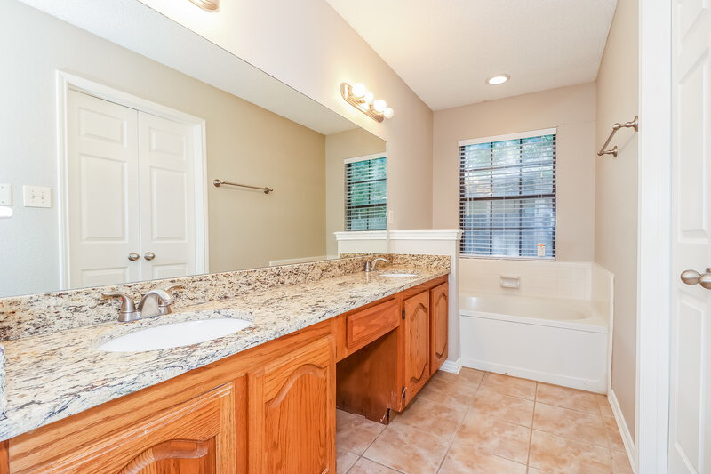 2,360/Mo, 2420 Bennington Dr Arlington, TX 76018 Master Bathroom View