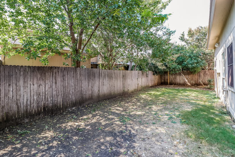 2,360/Mo, 2420 Bennington Dr Arlington, TX 76018 Rear View