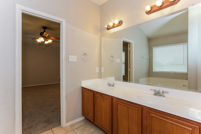 2,385/Mo, 808 Forest Grove Ln Crowley, TX 76036 Main Bathroom View